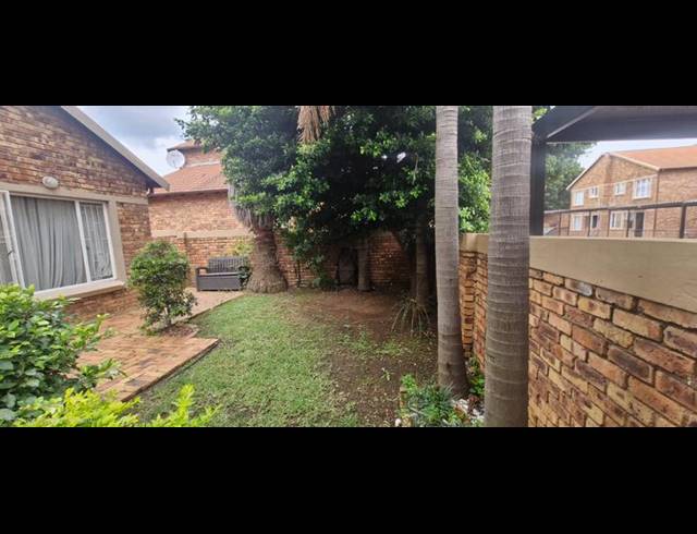 3 BEDROOM TOWNHOUSE FOR SALE IN HEUWELSIG ESTATE